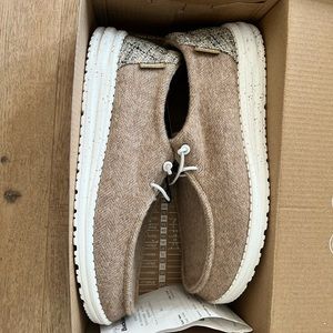 HEY DUDE SIZE 8 BRAND NEW WITH BOX